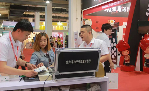現(xiàn)場進(jìn)行空氣檢測(cè)